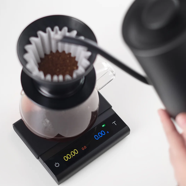 Varia AKU Pro Brewing Scale in Black with Flow Rate feature for precise coffee brewing measurements